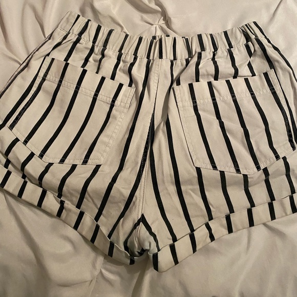 Forever 21 Pinstripe Shorts With Pockets - Picture 4 of 5